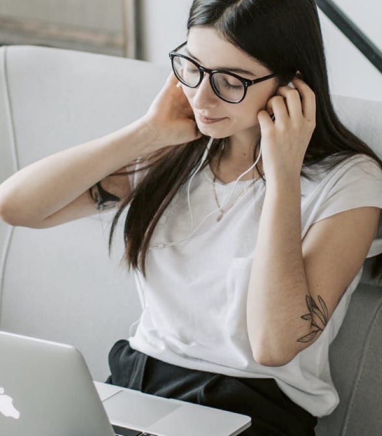 girl listens music